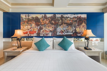 Deluxe Room, 1 King Bed, Pool Access