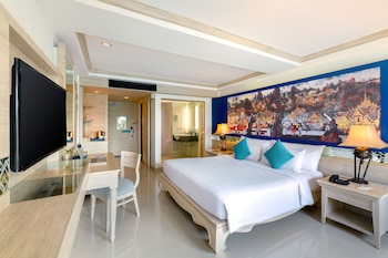 Deluxe Room, 1 King Bed, Pool Access