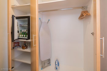 Comfort Room, 1 King Bed (Walk-in Shower;Cozy Sitting Corner)