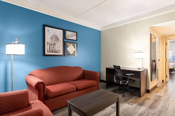1 Full Bed, One-Bedroom, Mobility/Hearing Impaired Access, Deluxe Suite, NSMK