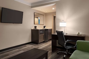 1 Full Bed, One-Bedroom, Mobility/Hearing Impaired Access, Deluxe Suite, NSMK