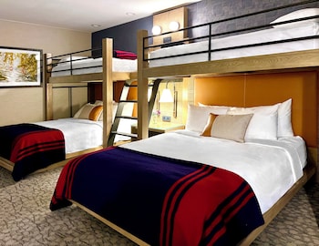 Room (2 Twin Bunks over 2 Queen Beds)