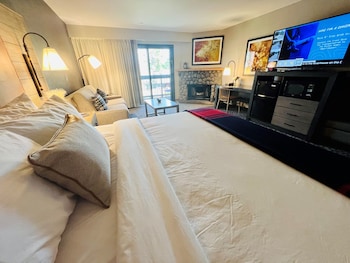 Room, 1 King Bed with Sofa bed, Fireplace, River View