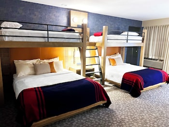 Room (2 Twin Bunks over 2 Queen Beds)