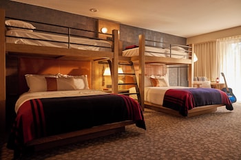 Room (2 Twin Bunks over 2 Queen Beds)