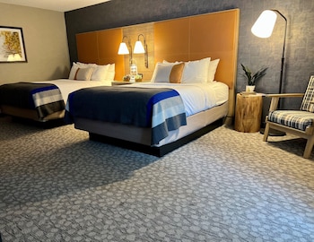 Lodge 2 Queen Beds Accessible