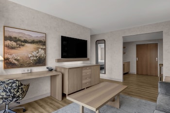 Suite, 1 King Bed, Tower