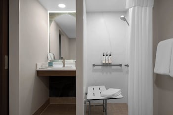 Deluxe Room, 2 Queen Beds, Roll-in Shower (Accessible)