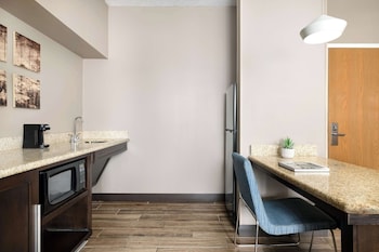 1 KING MOBILITY ACCESS TUB SUITE NONSMOKING