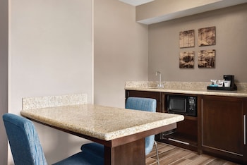 1 KING BED 1 BEDROOM SUITE W/ SOFA NONSMOKING