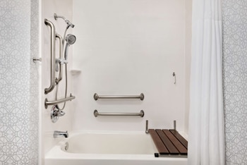 1 QUEEN MOBILITY ACCESS W/ TUB NONSMOKING