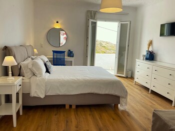 Room (Pool & Sea View)