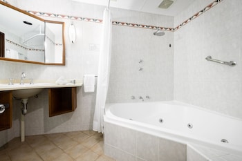 Deluxe Queen and Two King Singles with Spa and Balcony
