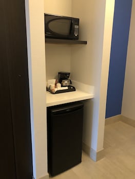 Standard Room, 2 Queen Beds, Roll-in Shower (Communications, Roll-In Shower)