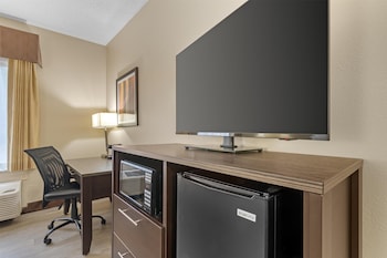 Standard Room, 2 Queen Beds, Non Smoking, Refrigerator & Microwave (Pet Friendly)