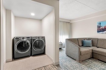2QN  1bedroom suite mob hear ACC BATHTUB W/D NS