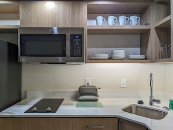 King 1 bedroom Suite mob/hear Acc ri-shwr Sofa Sleeper / Washer & Dryer