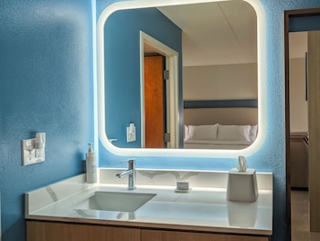 2 Queen 1 bedroom suite with sofabed washer and dryer