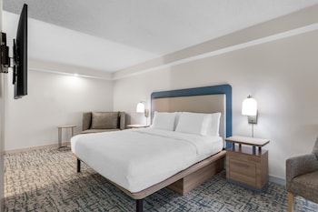 King 1 bedroom Suite mob/hear Acc ri-shwr Sofa Sleeper / Washer & Dryer