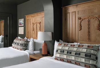 Standard 2 Queen Room