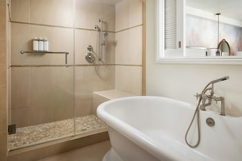 Suite, 1 King Bed with Sofa bed, Pool View