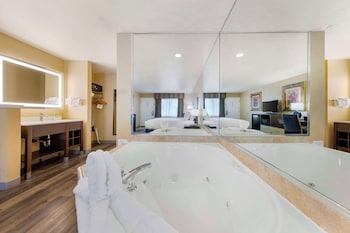 Standard Room, 1 King Bed, Non Smoking, Hot Tub