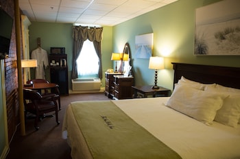 Superior Room, 1 King Bed, Jetted Tub (Private bath)