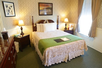 Room (Queen room, private hall bathroom)