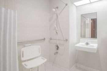 Standard Room, 1 Queen Bed, Accessible