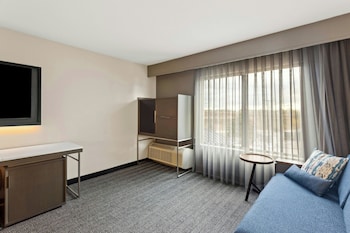Suite, 1 Bedroom, Hearing Accessible (Roll-in Shower)
