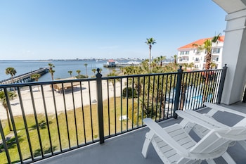Superior 2 Queen Harbor View with Balcony