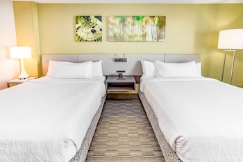 Room, 2 Queen Beds, Pool View