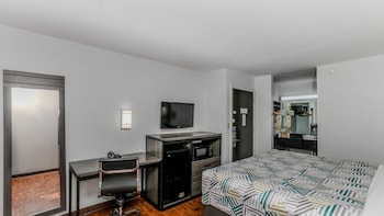 Standard Room, 1 King Bed, Accessible, Non Smoking