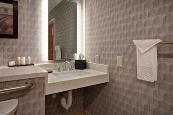 Suite, 2 Queen Beds, Accessible, Bathtub