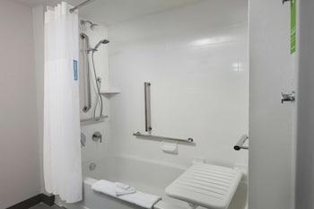 1 Bedroom King Suite w/ Acc. Tub