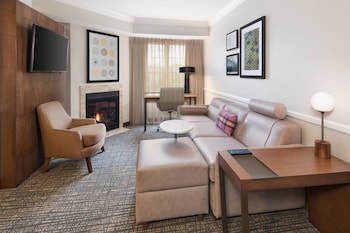 Suite, 2 Bedrooms, Fireplace (Mobility/Hearing Access, Roll-in Shwr)