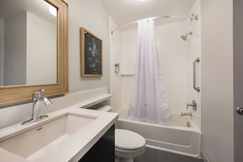 Deluxe Room, 1 King Bed (Studio Suite - King)