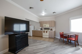 Cozy Kitchenette King Suite