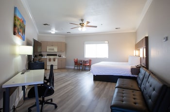 Cozy Kitchenette King Suite