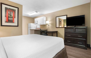 Studio, 1 Queen Bed, Non Smoking, Refrigerator & Microwave