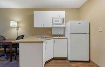 Studio Suite, 1 King Bed, Non Smoking, Refrigerator & Microwave