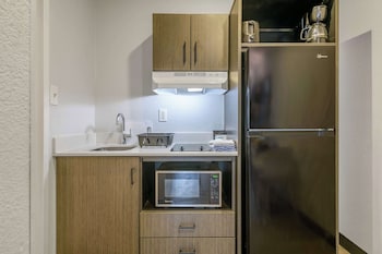 Standard Room, 1 Queen Bed, Non Smoking, Kitchenette