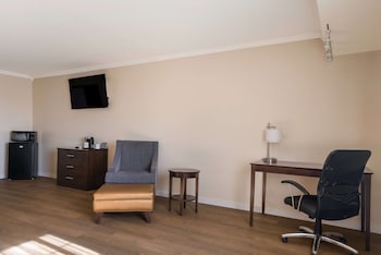 Standard Room, 1 King Bed, Non Smoking, Refrigerator & Microwave