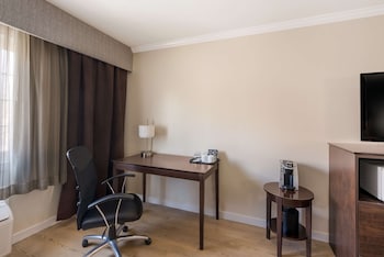 Standard Room, 1 Queen Bed, Non Smoking, Refrigerator & Microwave