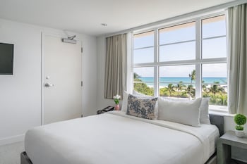 Oceanfront Room - 1 King Bed