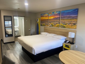 Room, 1 King Bed, Mobility Accessible, Non Smoking (Roll-In Shower)