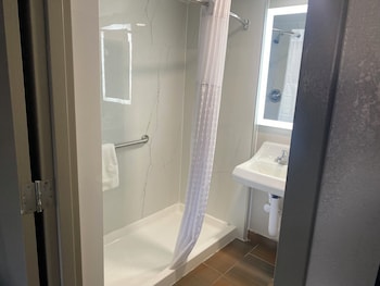 Room, 1 King Bed, Mobility Accessible, Non Smoking (Roll-In Shower)