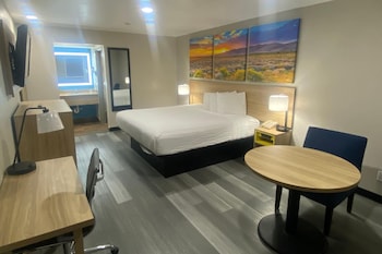 Room, 1 King Bed, Mobility Accessible, Non Smoking (Roll-In Shower)