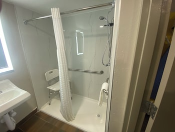 Room, 1 King Bed, Mobility Accessible, Non Smoking (Roll-In Shower)