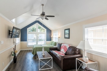 Standard Loft Cottage (Pets Allowed,  Linens Include)